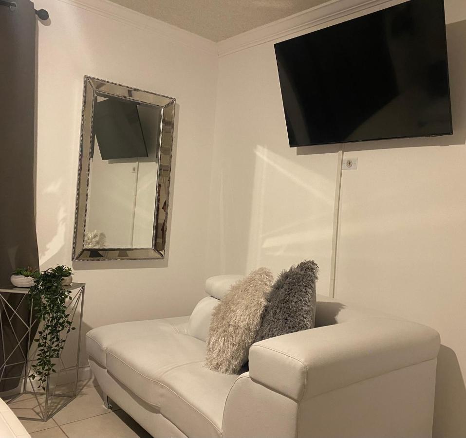 Beautiful House 7 Min From Miami Airport W Free Parking Lägenhet Exteriör bild